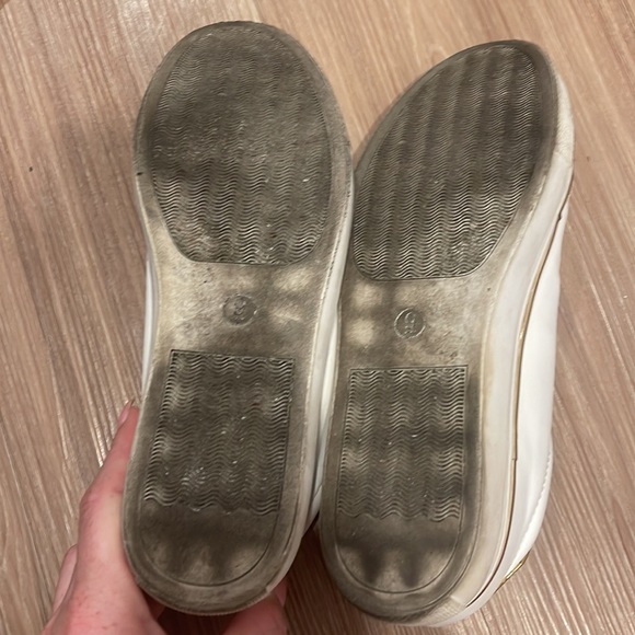 white leather sneakers w gold detail - Picture 4 of 5